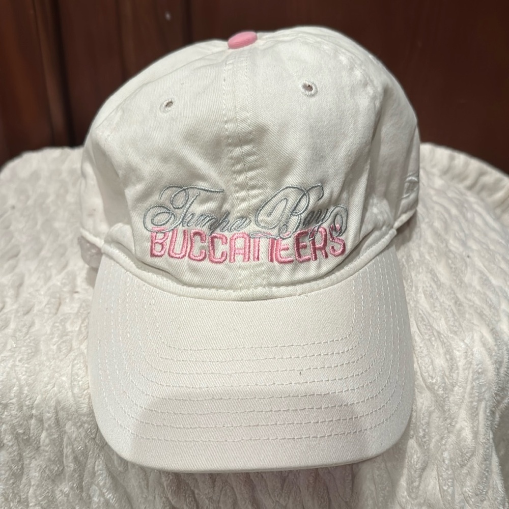 TAMPA BAY BUCCANEERS NFL pink and white cotton ball cap - woman’s nwot